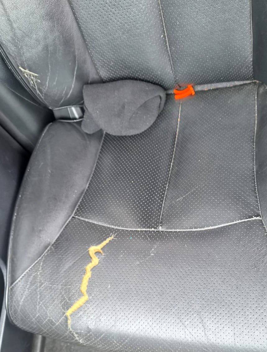 Antes: asiento del acompañante con el cuero rajado