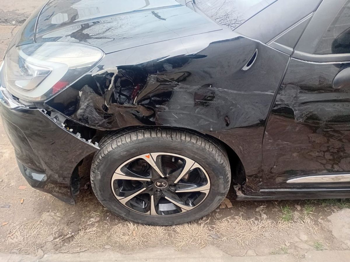 Antes: Citroën DS3 negro con el guardabarros delantero y el paragolpes dañados por un choque